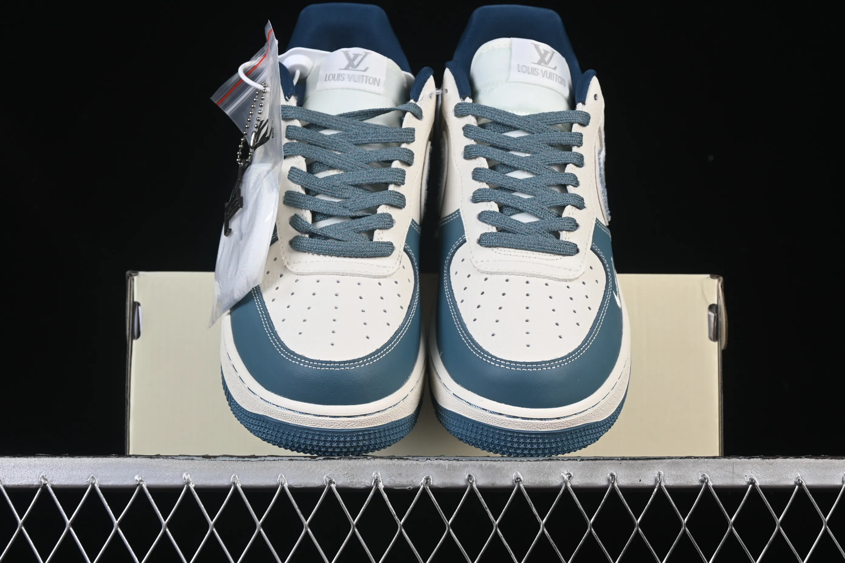 All categories Nk Air Force 1 Air Force series Nk Air Force 1 Low Air Force low-top Nike Air Force 1'07 Low LV co-branded stitching color hook Air Force 1 low-top casual sneakers DD1982-301